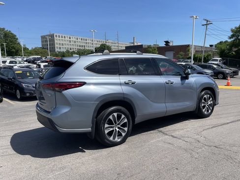 Used 2022 Toyota Highlander XLE AWD/4WD image 8