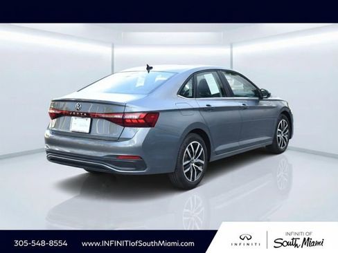 Used 2025 Volkswagen Jetta SE FWD image 4