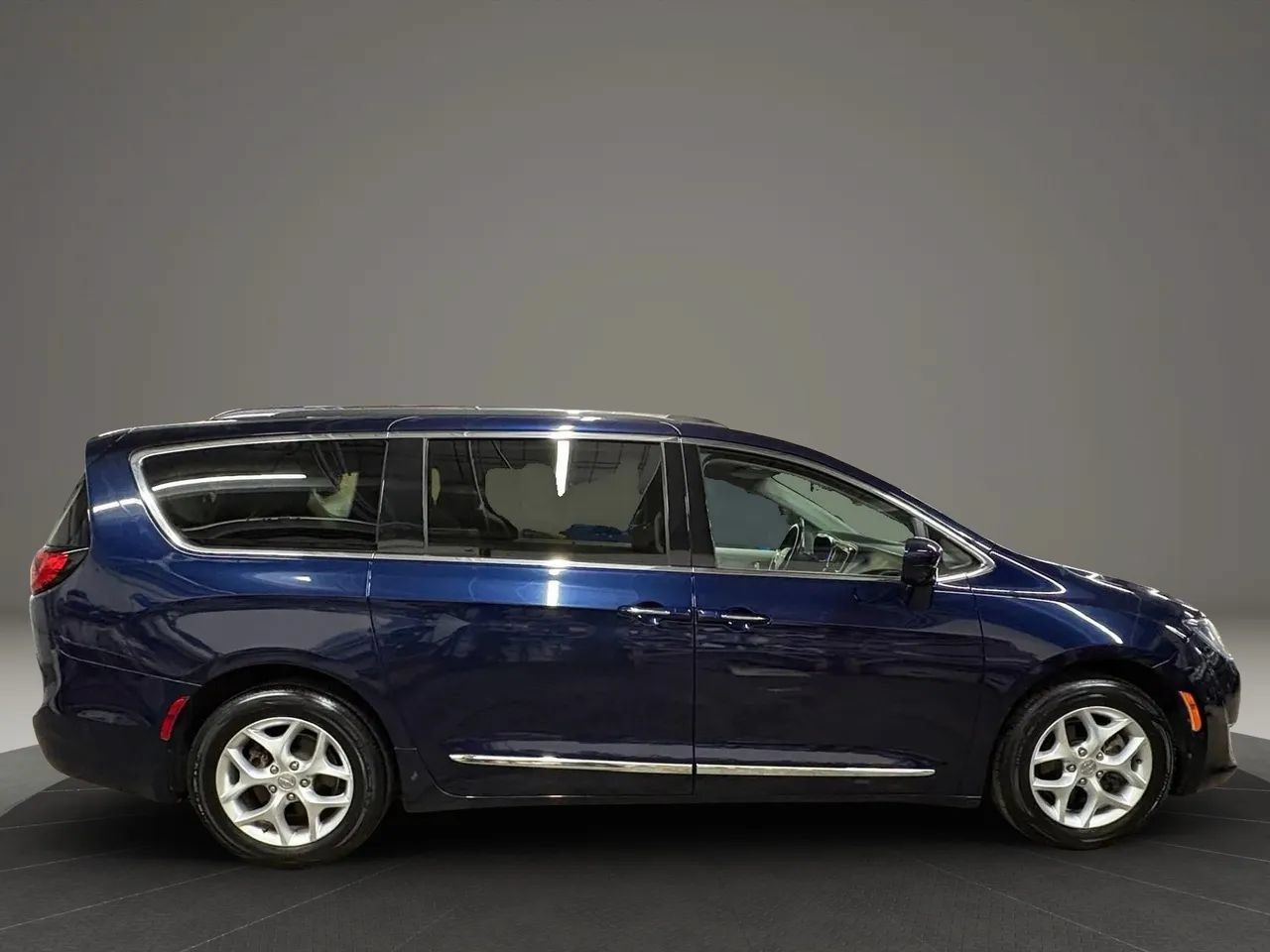 Used 2017 Chrysler Pacifica Touring-L Plus w/ Advanced Safetytec Group FWD image 6