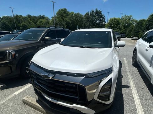 Used 2025 Chevrolet Equinox ACTIV w/ Convenience Package III AWD/4WD image 6