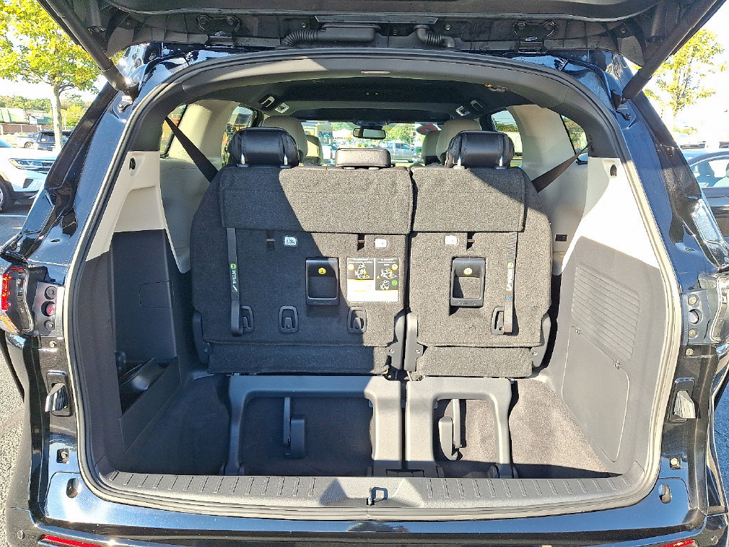 Used 2026 Toyota Sienna Limited FWD image 35