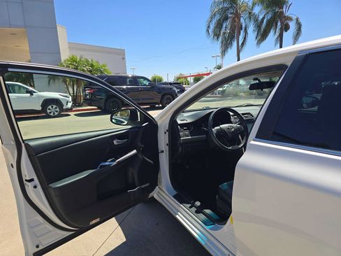 Used 2017 Toyota Camry SE w/ Moonroof Package FWD image 19