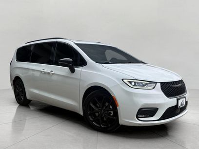 Used 2025 Chrysler Pacifica Limited