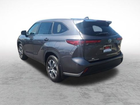 Used 2023 Toyota Highlander XLE AWD/4WD image 6