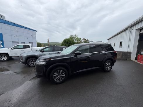 Used 2024 Nissan Pathfinder SL AWD/4WD image 2