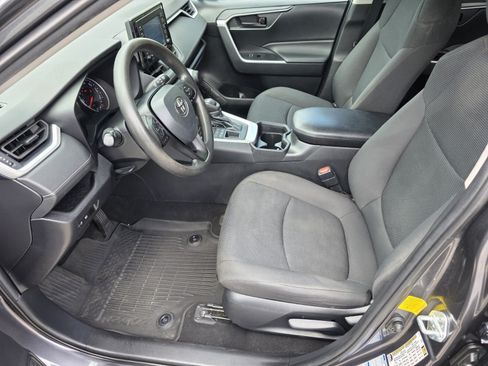 Used 2021 Toyota RAV4 LE AWD/4WD image 10