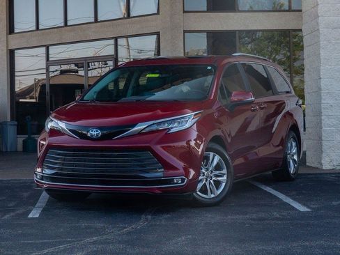 Used 2023 Toyota Sienna Limited FWD image 6