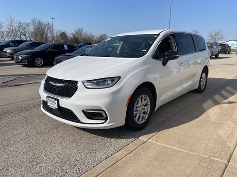 Used 2024 Chrysler Pacifica Touring-L FWD image 2