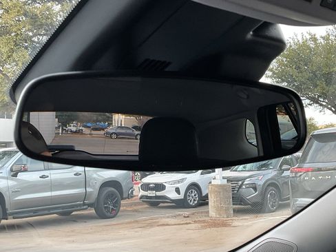 Used 2025 Chevrolet Trax LT image 28