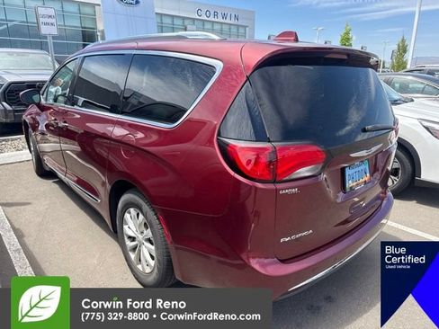 Used 2019 Chrysler Pacifica Touring-L FWD image 4