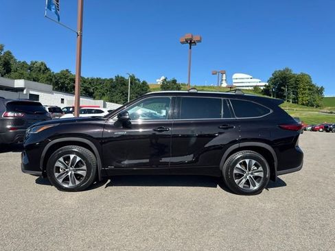 Used 2021 Toyota Highlander XLE AWD/4WD image 3