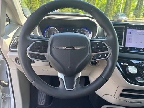 Used 2023 Chrysler Pacifica Touring-L FWD image 17