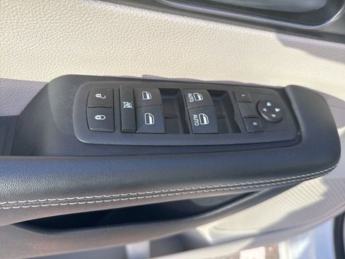 Used 2024 Chrysler Pacifica Touring-L FWD image 23