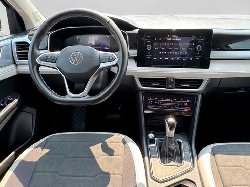 Used 2025 Volkswagen Taos SE FWD image 22