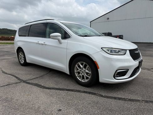 Used 2022 Chrysler Pacifica Touring-L FWD image 2