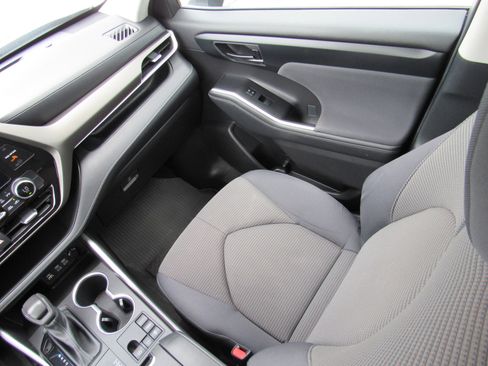 Used 2023 Toyota Highlander L FWD image 34