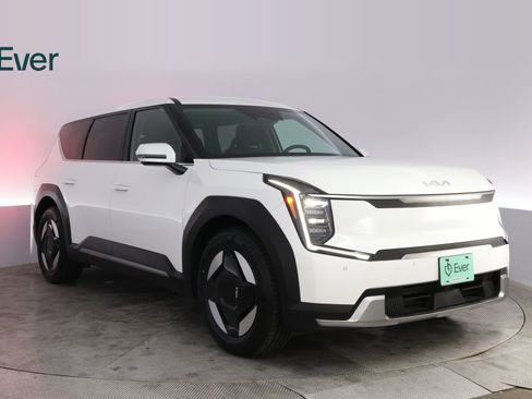 Used 2024 Kia EV9 Light Long Range RWD image 13