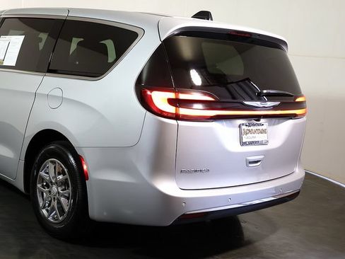 Used 2026 Chrysler Pacifica Select FWD image 12