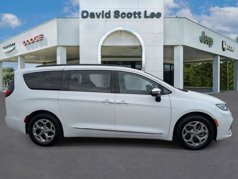 Used 2023 Chrysler Pacifica Limited FWD image 4