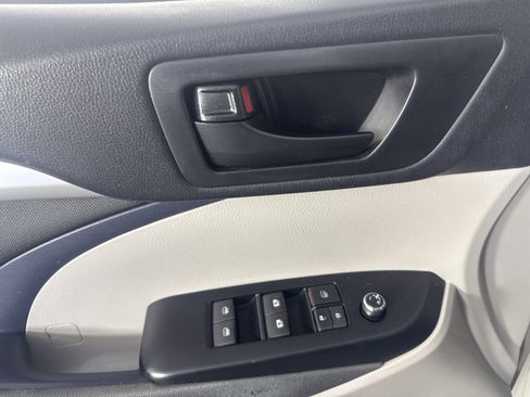 Used 2016 Toyota Highlander LE image 15