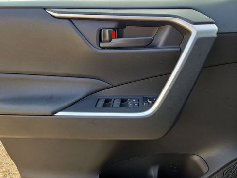 Used 2021 Toyota RAV4 SE image 15