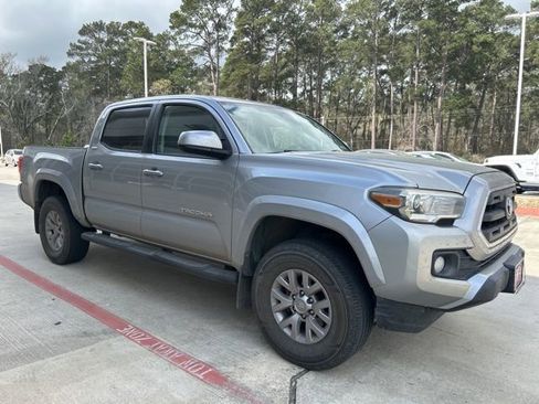 Used 2017 Toyota Tacoma SR5 w/ Tow Package image 2