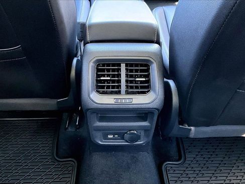 Used 2022 Volkswagen Tiguan SE w/ Panoramic Sunroof Package image 16