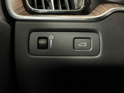 Used 2021 Volvo XC60 T6 Momentum image 13