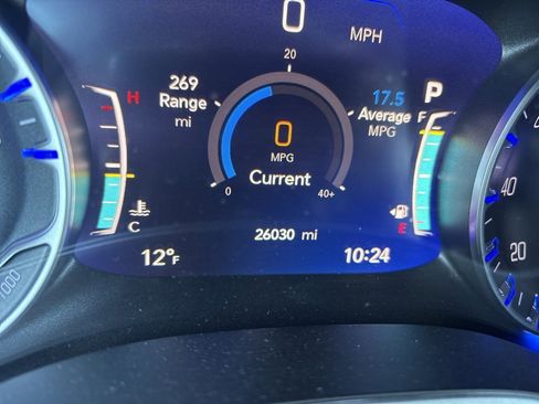 Used 2025 Chrysler Pacifica Select image 11