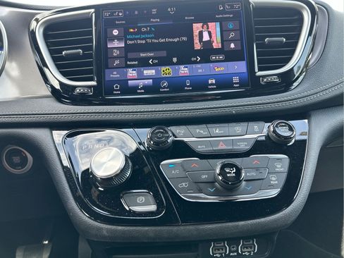 Used 2025 Chrysler Pacifica Select FWD image 17