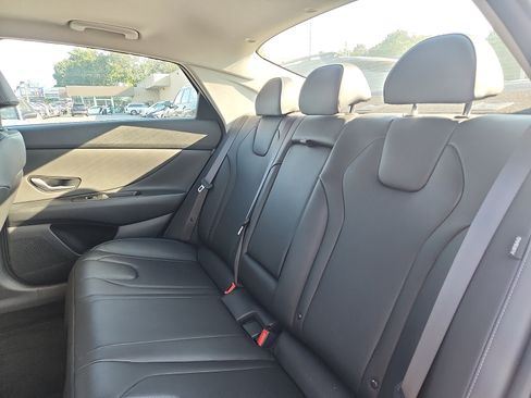 Certified 2025 Hyundai Elantra Limited FWD image 26