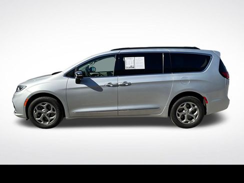 Used 2023 Chrysler Pacifica Limited AWD/4WD image 15