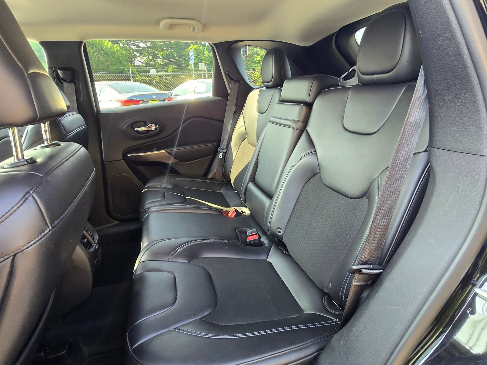Used 2019 Jeep Cherokee Latitude Plus w/ Comfort/Convenience Group FWD image 9