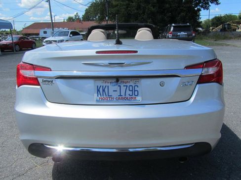 Used 2011 Chrysler 200 Touring FWD image 9
