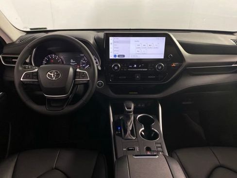 Used 2024 Toyota Highlander XLE FWD image 25
