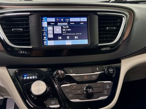 Used 2023 Chrysler Voyager LX image 18