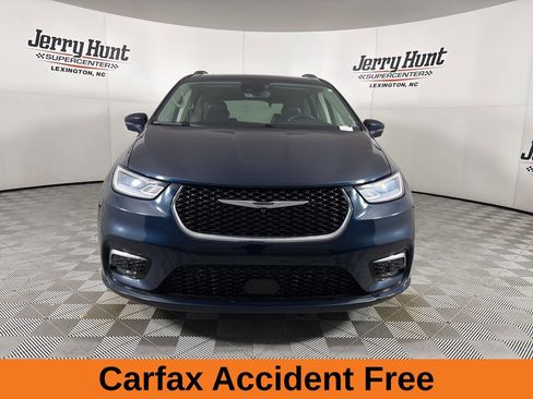 Used 2021 Chrysler Pacifica Touring-L w/ Uconnect Theater Family Group image 4