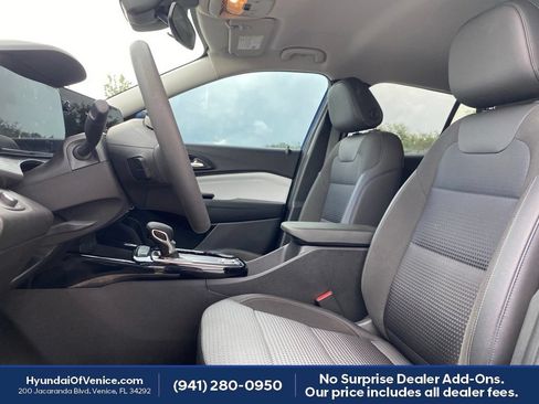 Used 2024 Chevrolet Trax LT FWD image 2