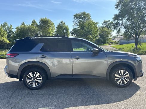 Used 2023 Nissan Pathfinder SL w/ Black Appearance Package AWD/4WD image 2