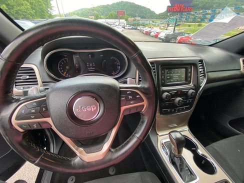 Used 2017 Jeep Grand Cherokee Laredo w/ Quick Order Package 23E AWD/4WD image 20