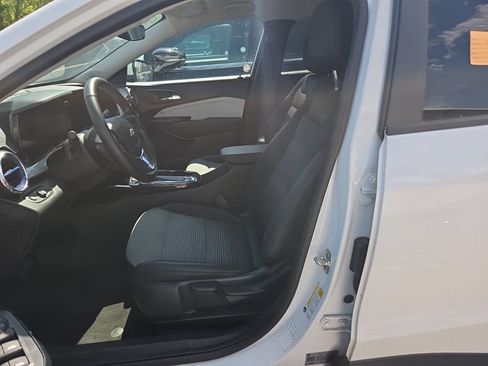 Used 2025 Chevrolet Trax LT w/ LT Convenience Package FWD image 3