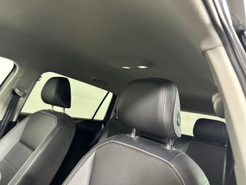 Used 2021 Volkswagen Tiguan SE image 12