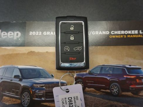 Used 2022 Jeep Grand Cherokee Limited w/ Luxury Tech Group II RWD image 20