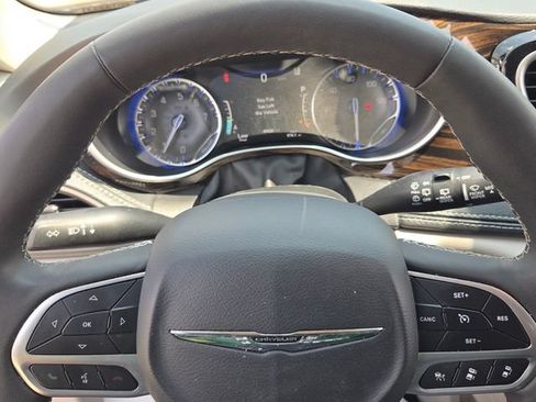 Used 2024 Chrysler Pacifica Limited FWD image 21