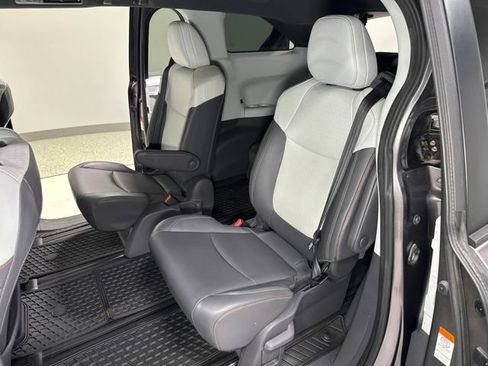 Used 2021 Toyota Sienna XSE FWD image 27