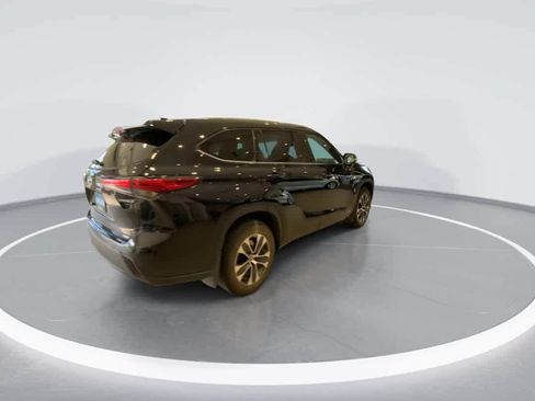Used 2022 Toyota Highlander XLE AWD/4WD image 8