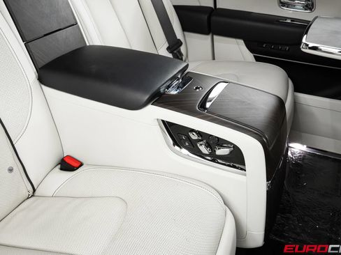Used 2022 Rolls-Royce Cullinan w/ Cullinan Package AWD/4WD image 44