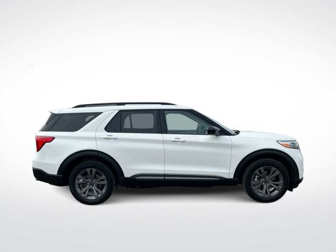 Used 2024 Ford Explorer XLT w/ Equipment Group 202A image 9