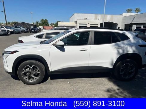 Used 2024 Chevrolet Trax LT w/ LT Convenience Package FWD image 3