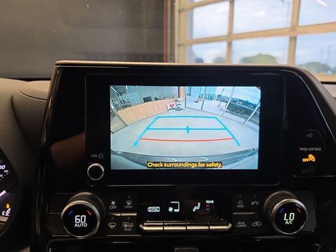 Used 2023 Toyota Highlander L FWD image 25